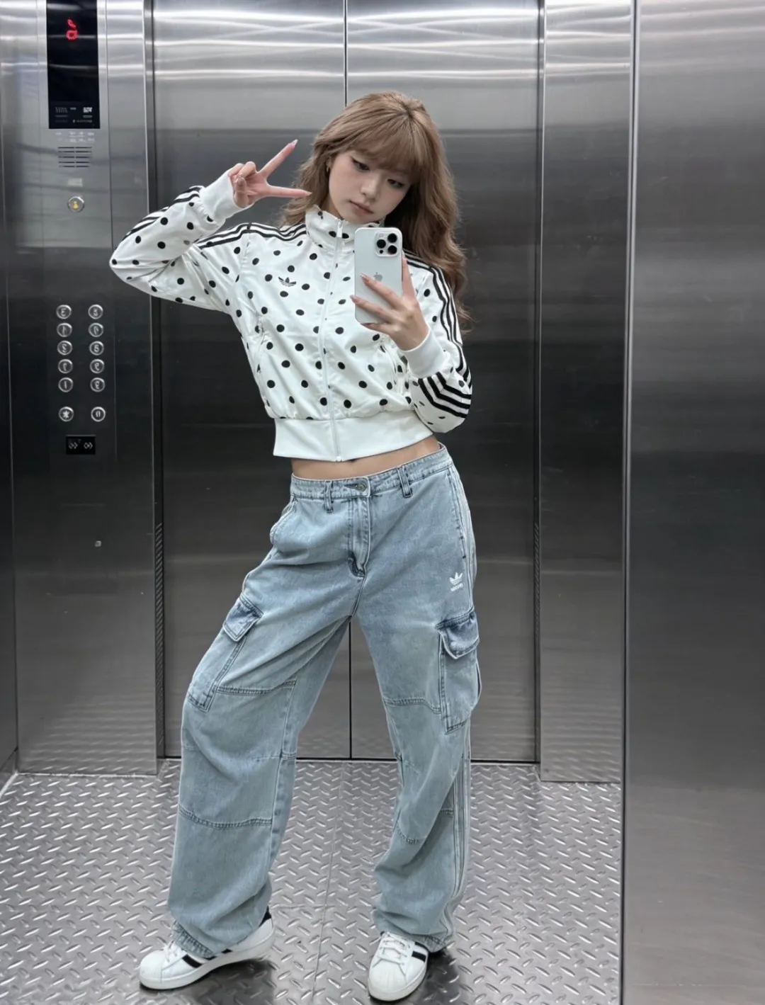 No watermark upper body rendering 𝟭𝟬𝟰𝟵𝟲# Exclusive real shot/difference between various stolen pictures and online version on the market [𝗮𝗱𝗶𝗱𝗮𝘀Clover three-stripe workwear embroidery𝗹𝗼𝗴𝗼 jeans] Retro cool ceiling, one pants to confer gods/Versatile men and women Same Style ✅Full set of 1:1 customized accessories ➕Customized three-label ➕𝗬𝘂𝗮𝗻 version hangtag ➕𝗹𝗼𝗴𝗼 packaging bag🔥 ➕Scan the tag to enter the official website. ✅Top Original version, ins Xiaohongshu Getwu Kuaishou and many bloggers wear it. 💥 Weld sports genes and workwear aesthetics together! This pair of clover pants can be worn all year round. ✅ Classic clover is full of DNA. The iconic three stripes + White clover logo on the side are full of retro feeling and full of recognition. At a glance, you can see the high-end feeling of Adidas, and the trendy identity is directly sealed. ✅ Workwear + denim double buff superposition, heavy denim fabric + three-dimensional large pocket workwear design, stiff and stylish without collapse, Wear-Resistant, with a retro feel as you wear it, and an American street feel. ✅ The fairy wide-leg version, the king of hiding fat and slimming. High waist + slightly wide straight cut, perfectly modify the leg shape, pear-shaped body, thick legs stars are directly welded to the body! Your legs will become 30 to 70 minutes longer in seconds, and you will feel relaxed when walking. ✅ Full of details, high quality, neat open stitching, three-dimensional multi-pocket design, practical and stylish; complete original tags, restored Authentic details, full of upper body comfort, suitable for daily commuting, going out on the street, and going out on the street. ⭕The high version of the best products🐮is different from the junk products in the market🗯️The same picture but different prices means different versions. ❌Don’t be fooled by the same copywriters and pirated pictures from outside that mix and distribute high-luxury pictures at low prices. After comparing the quality, you will know where the gap is. Don’t lie. I don’t guarantee that my products are the cheapest, but I definitely guarantee that they are worth every penny of your hard-earned money! ‼ ️We don’t slash prices or lower prices, we supply products with heart and only make high-end versions!!! Breasts Jimei must see the details of my home clearly, the pictures of my home are all taken by the owner himself❤️ Color: Black Blue Size: S-2XL